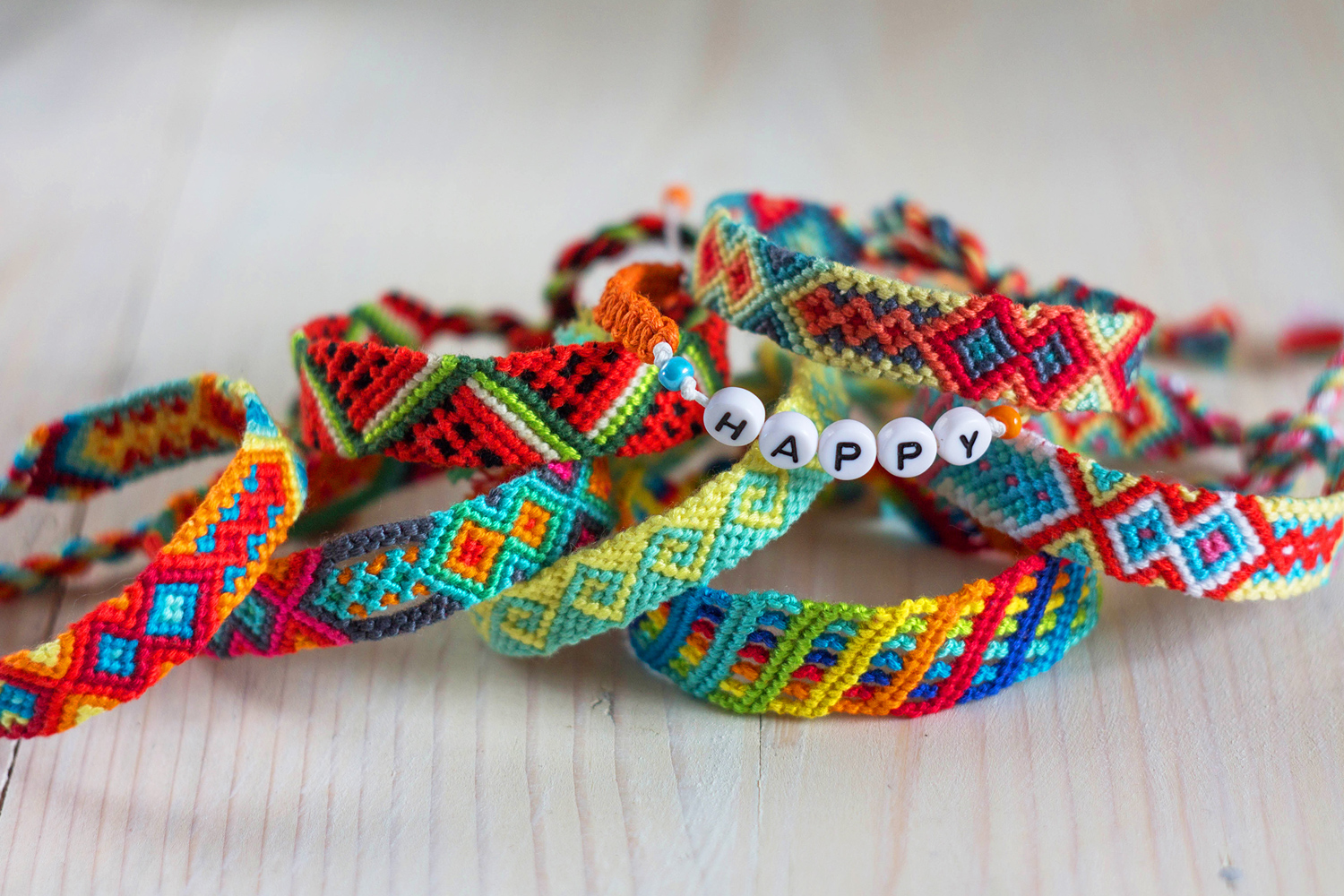 Comment faire des bracelets brésiliens comme un pro ? Les secrets d’un art ancestral